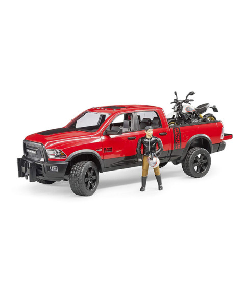 Vehicul de teren RAM 2500 cu motocicletă Scrambler Ducati Desert Sled și figurină șofer